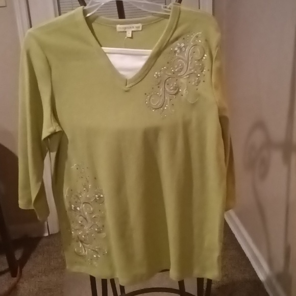 NWT Margaux & Lexi pea green blouse w country swirls & shimmers Size Medium - Picture 2 of 9